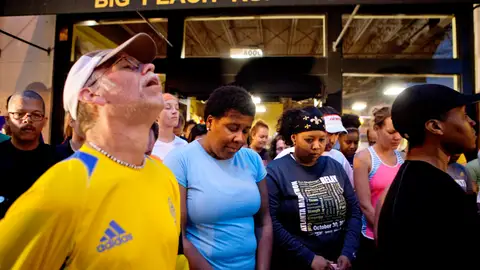 Momento de oración por los fallecidos Momento de oración por los fallecidos