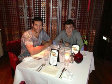 Mark Webber y Alonso cenando en Dubái