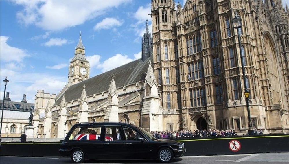 El ataúd de la ex primera ministra británica cubierto con la bandera nacional