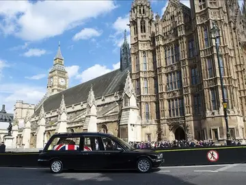 El ataúd de la ex primera ministra británica cubierto con la bandera nacional El ataúd de la ex primera ministra británica cubierto con la bandera nacional