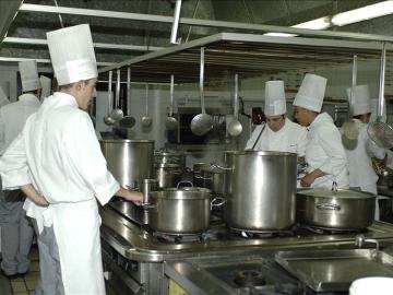 Alumnos de cocina de la Escuela de Hostelería en una de las clases prácticas