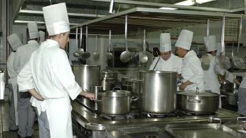 Alumnos de cocina de la Escuela de Hostelería en una de las clases prácticas