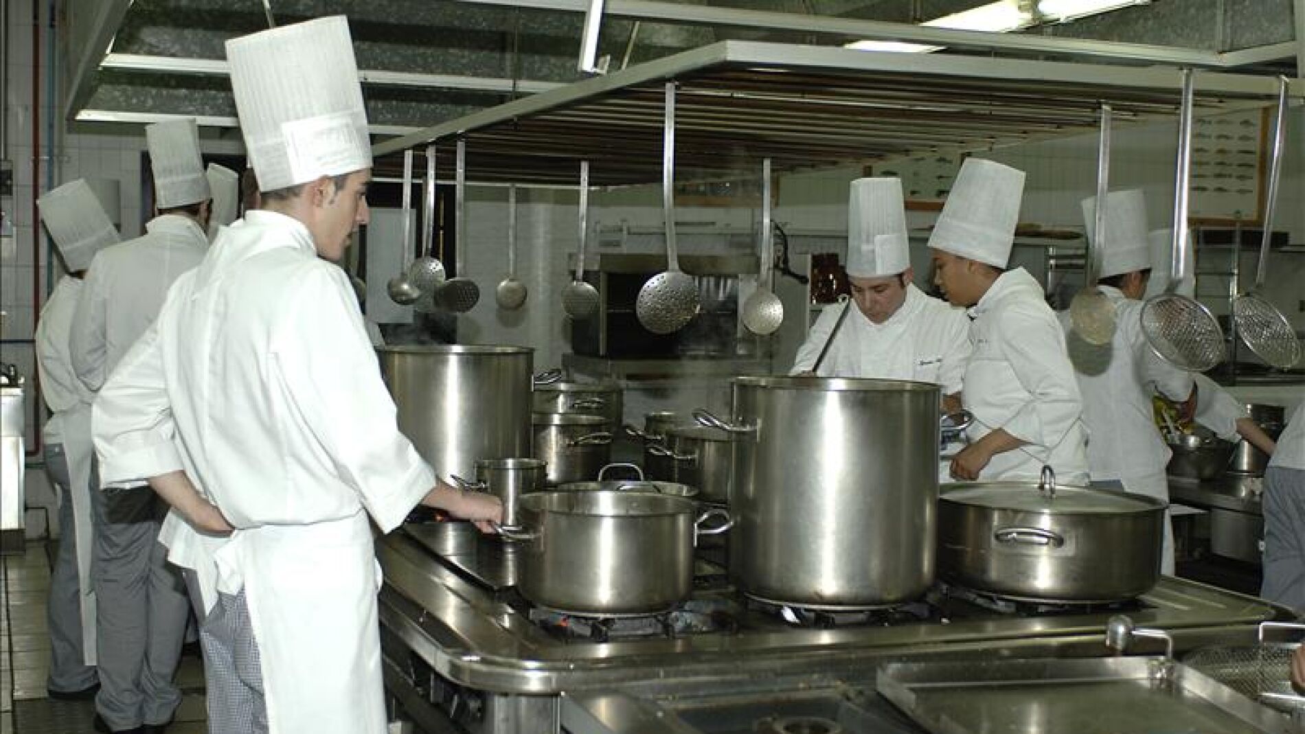 Alumnos de cocina de la Escuela de Hosteler&iacute;a en una de las clases pr&aacute;cticas
