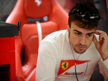 Fernando Alonso en su box
