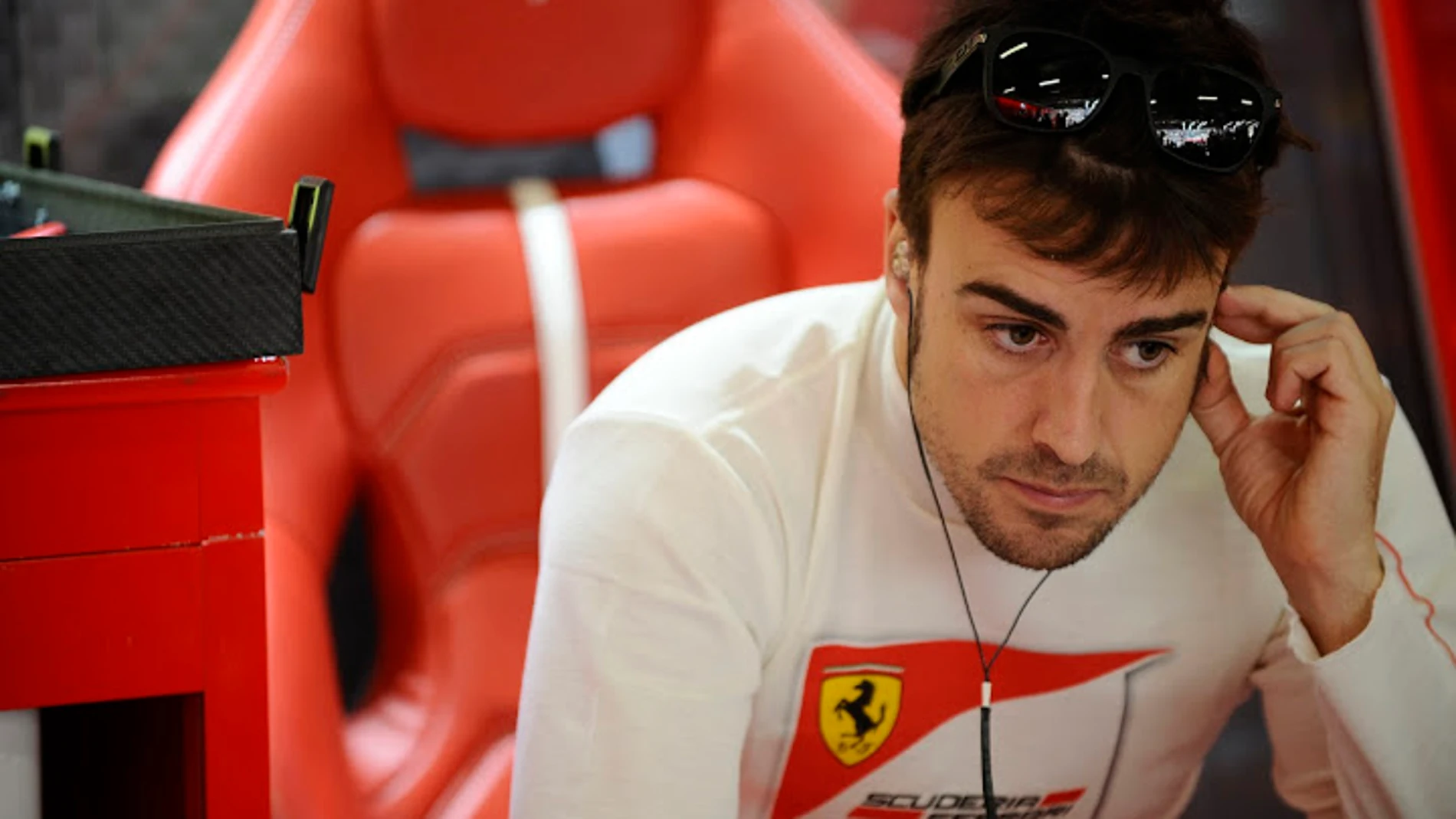 Fernando Alonso en su box