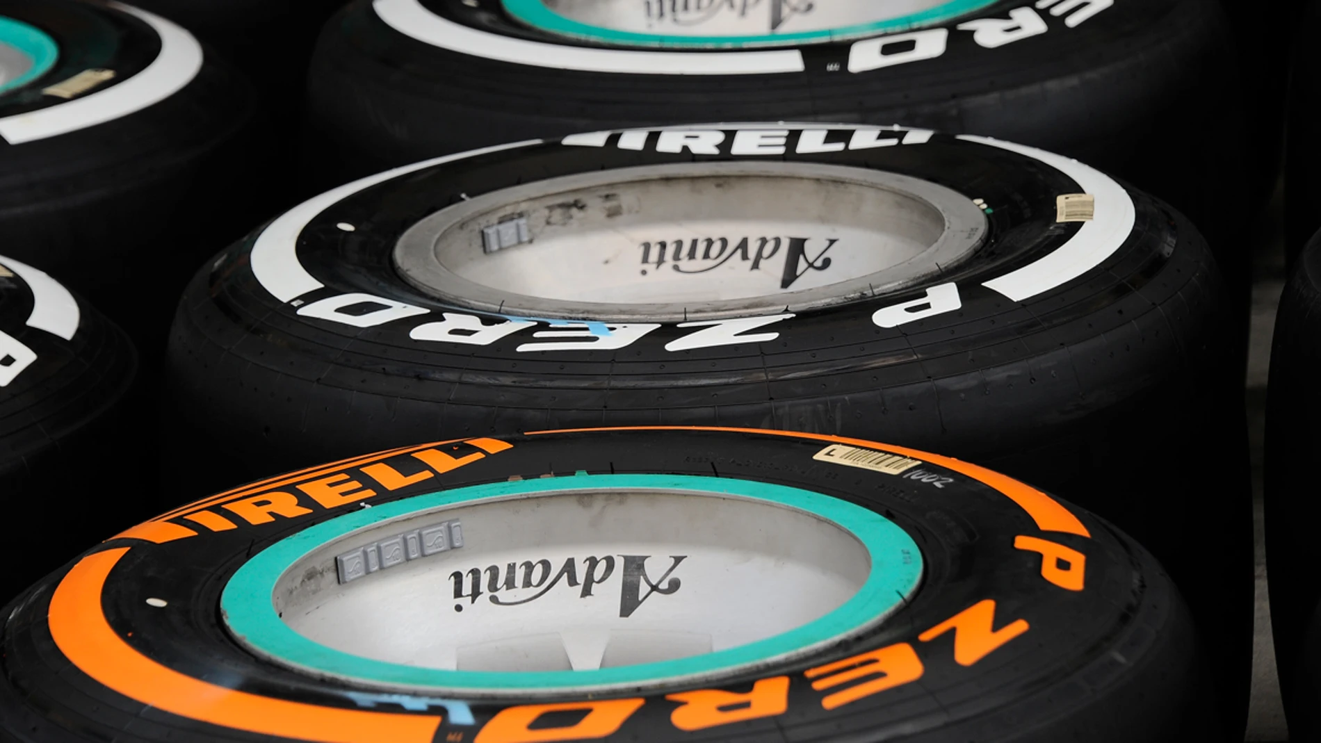 Neumáticos Pirelli P Zero blanco y P Zero naranja