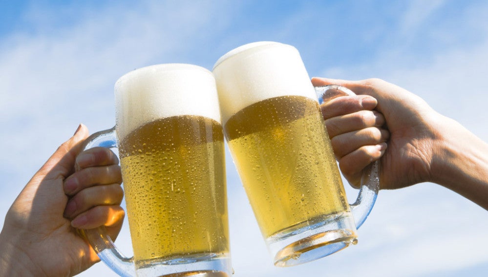 Dos personas brindan con cerveza