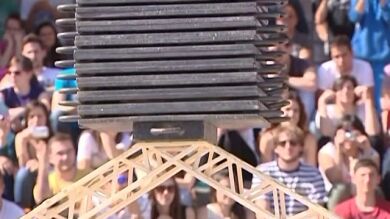 Un puente construido con palillos soporta casi 1.000 kilos de peso en Elche