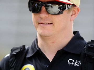 Raikkonen intenta sonreír en Baréin