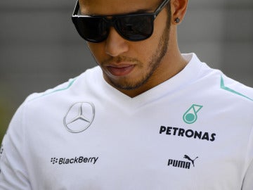 Lewis Hamilton luce gafas de sol