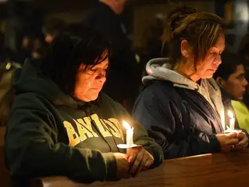 Los familiares lloran por sus fallecidos Los familiares lloran por sus fallecidos