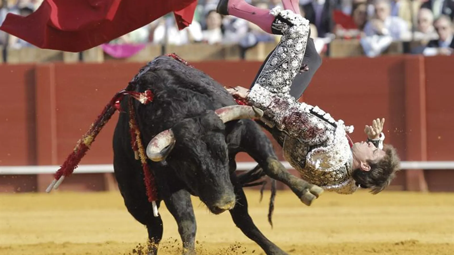 "El Juli" es cogido por el primer toro de su lote en la corrida de la Feria de Abril
