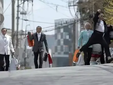 Psy patea un cono en Gentlleman Psy patea un cono en Gentlleman