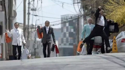 Psy patea un cono en Gentlleman