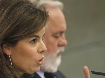 Sáenz de Santamaría y Arias Cañete, tras el Consejo de Ministros Sáenz de Santamaría y Arias Cañete, tras el Consejo de Ministros