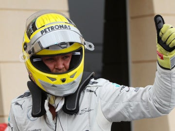 Rosberg hace un gesto de aprobación