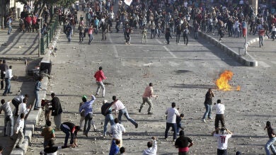 Más de 80 heridos en enfrentamientos entre islamistas y opositores de Morsi en Egipto