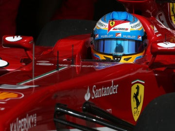 Alonso, en el cockpit del F138