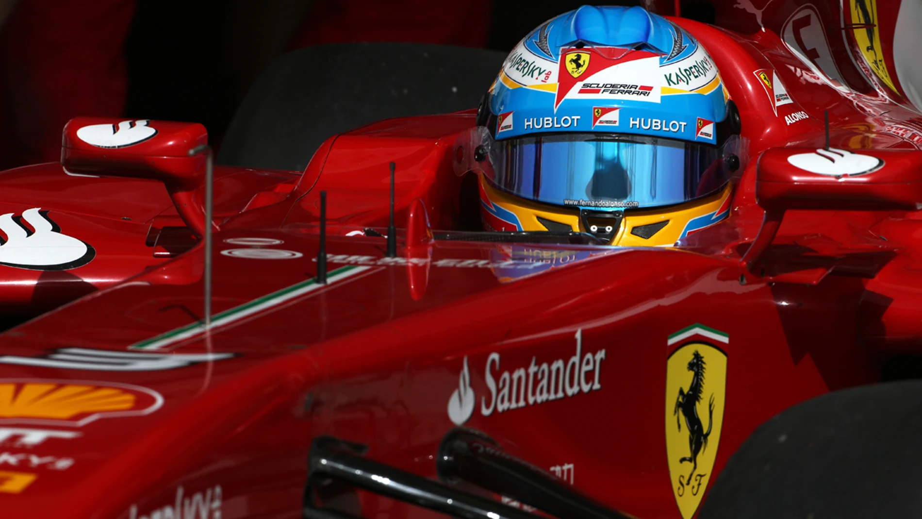 Alonso, en el cockpit del F138