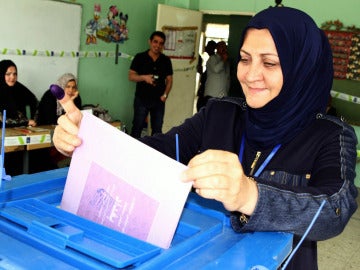 Una irakí deposita su voto en la urna Una irakí deposita su voto en la urna