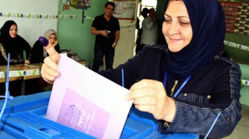 Una irakí deposita su voto en la urna