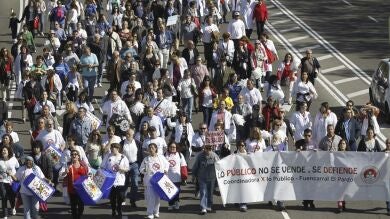 El sector sanitario recorre las calles de Madrid en la decimoquinta marea blanca