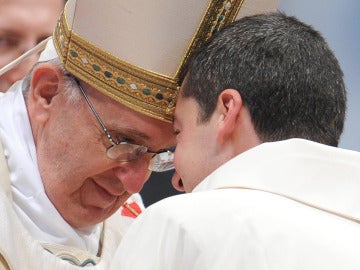 El Papa Francisco ordena a diez sacerdotes
