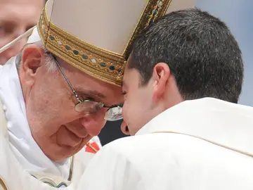 El Papa Francisco ordena a diez sacerdotes El Papa Francisco ordena a diez sacerdotes