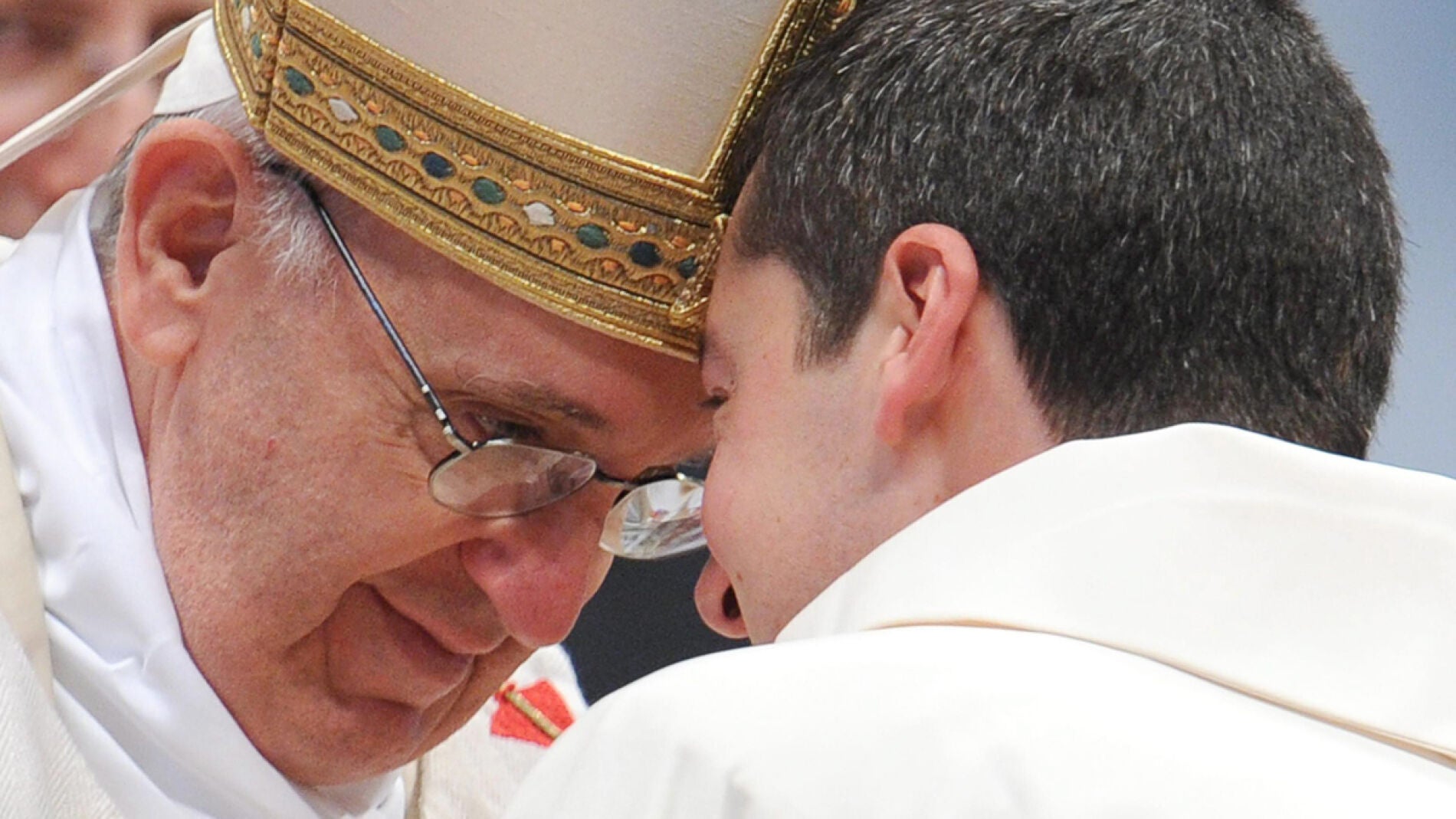 El Papa Francisco ordena a diez sacerdotes