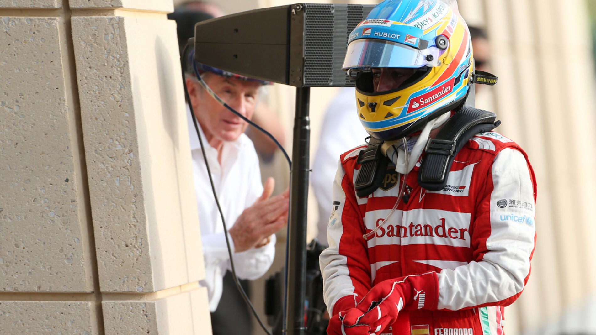 Alonso camina tras la carrera de Bar&eacute;in