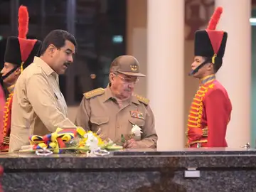 Castro y Maduro, en el mausoleo de Chávez Castro y Maduro, en el mausoleo de Chávez