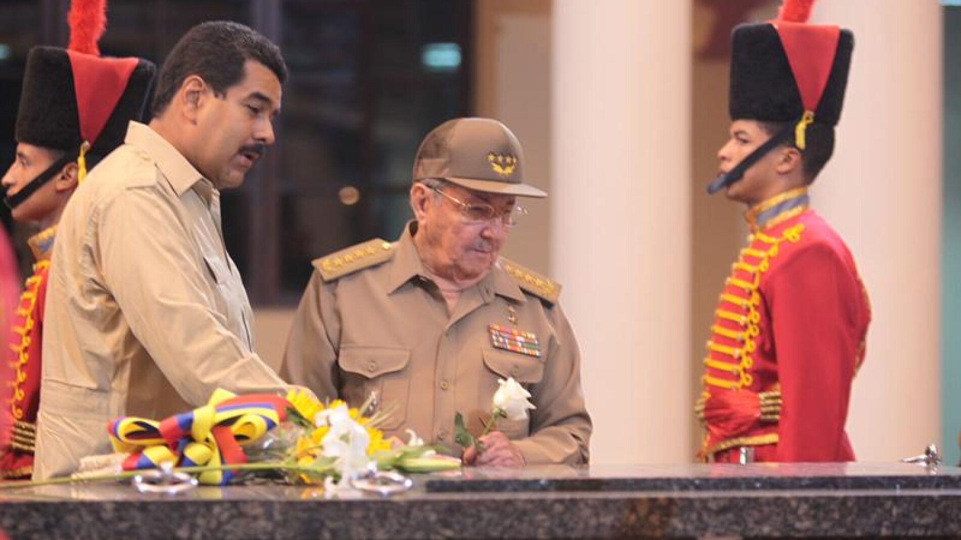 Castro y Maduro, en el mausoleo de Ch&aacute;vez
