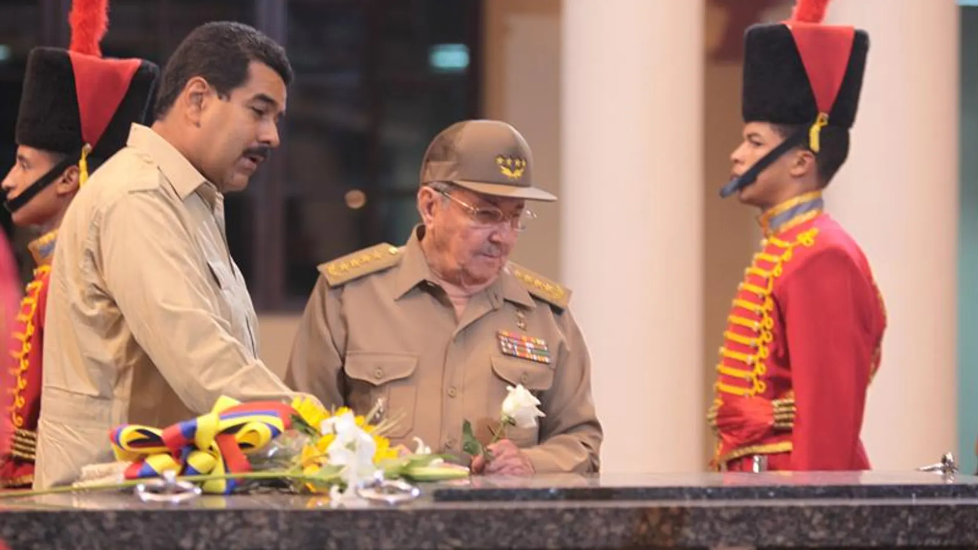 Castro y Maduro, en el mausoleo de Chávez Castro y Maduro, en el mausoleo de Chávez