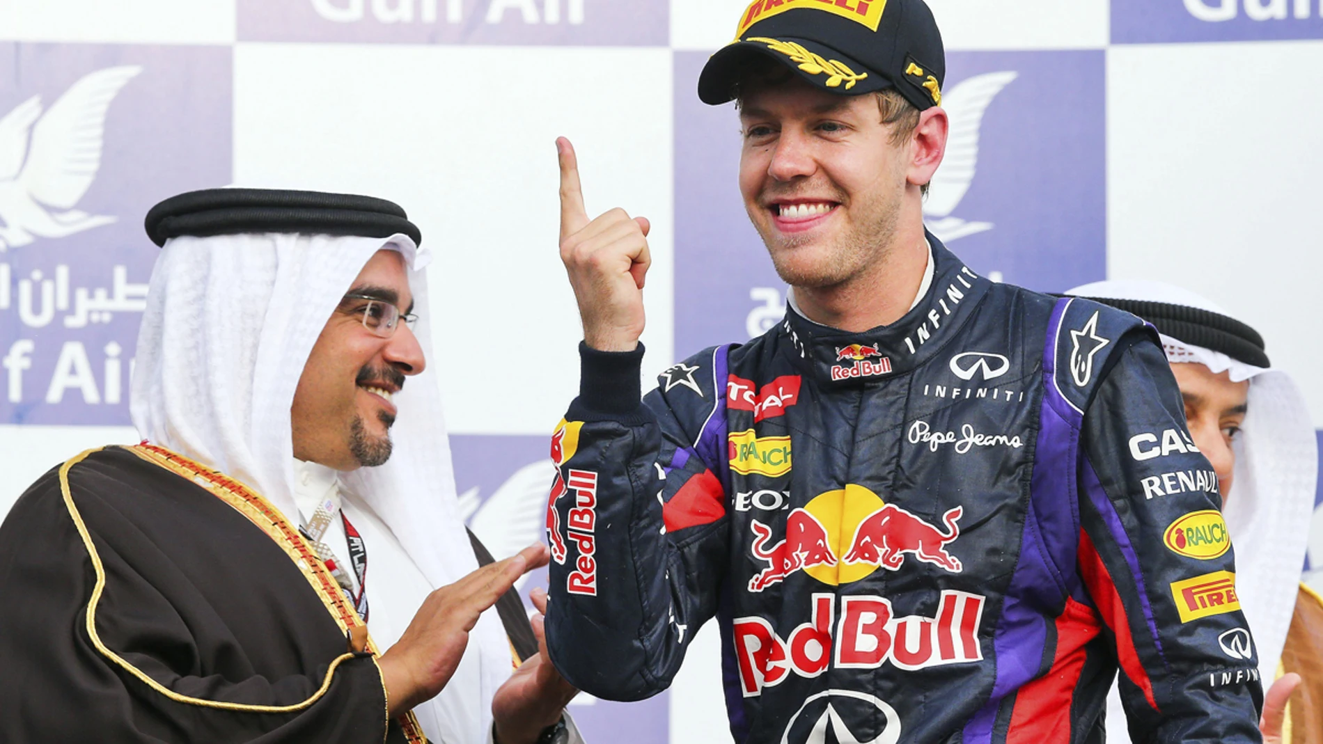 Vettel le muestra su dedo a un jeque