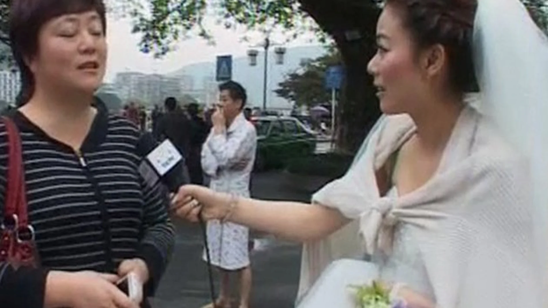 Chen Ying, periodista china que cubrió el terremoto antes de su boda Chen Ying, periodista china que cubrió el terremoto antes de su boda