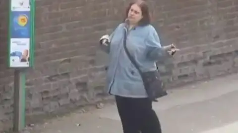 La reina del baile en la parada del autobús La reina del baile en la parada del autobús