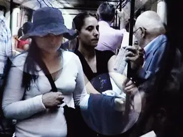 Un grupo de carteristas actúa en el metro Un grupo de carteristas actúa en el metro