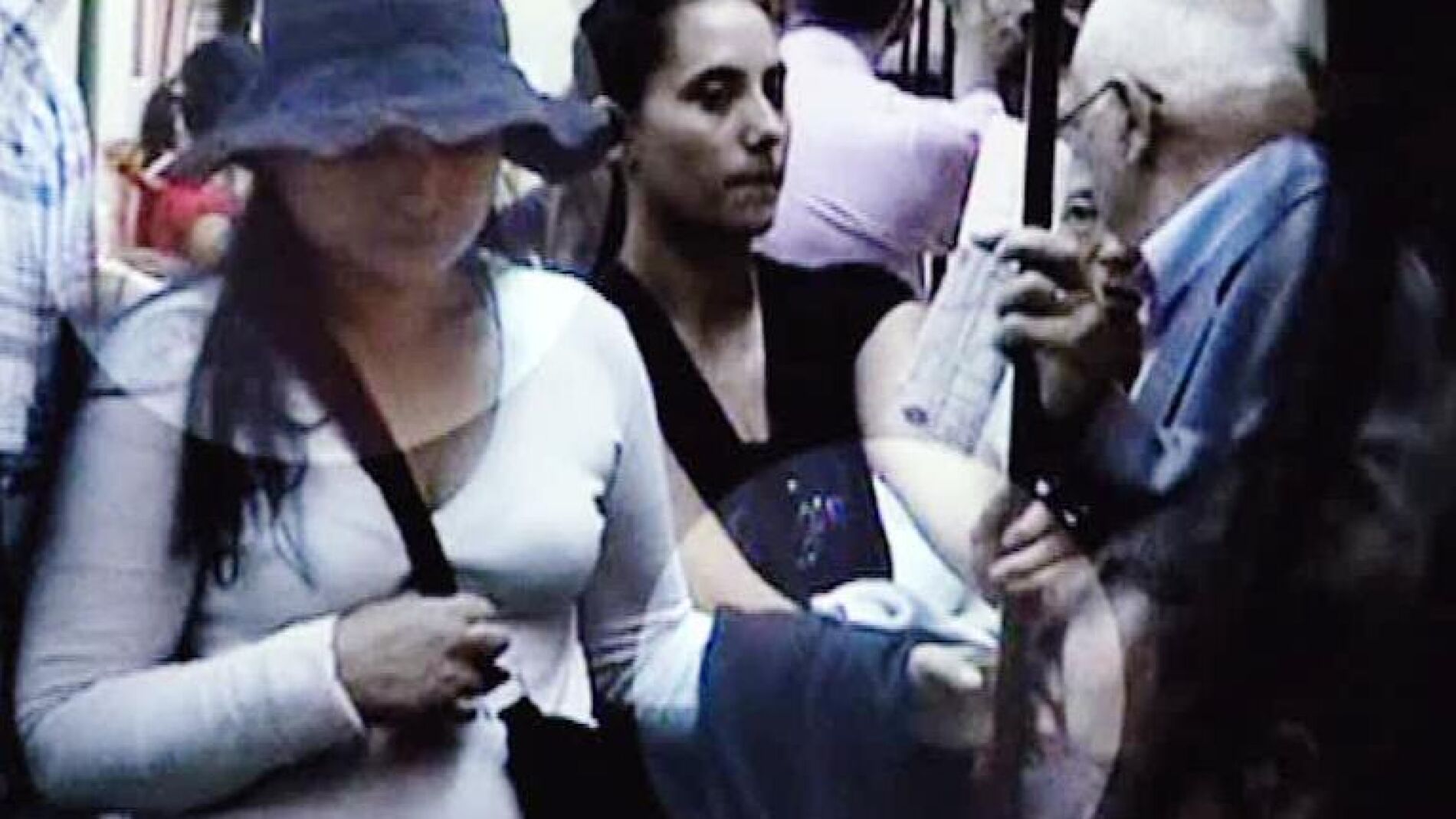 Un grupo de carteristas act&uacute;a en el metro