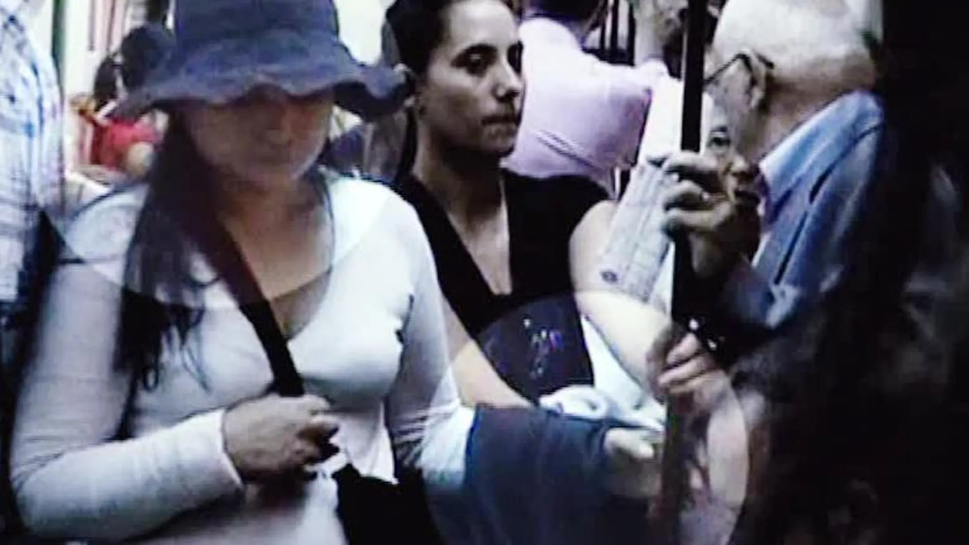 Un grupo de carteristas actúa en el metro Un grupo de carteristas actúa en el metro