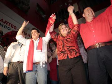 El presidente paraguayo electo, Horacio Cartes, junto al vicepresidente, Juan Afara, y la Presidenta del partido Colorado, Lilian Samaniego