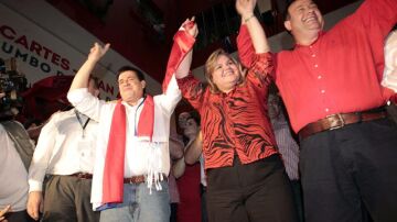 El presidente paraguayo electo, Horacio Cartes, junto al vicepresidente, Juan Afara, y la Presidenta del partido Colorado, Lilian Samaniego