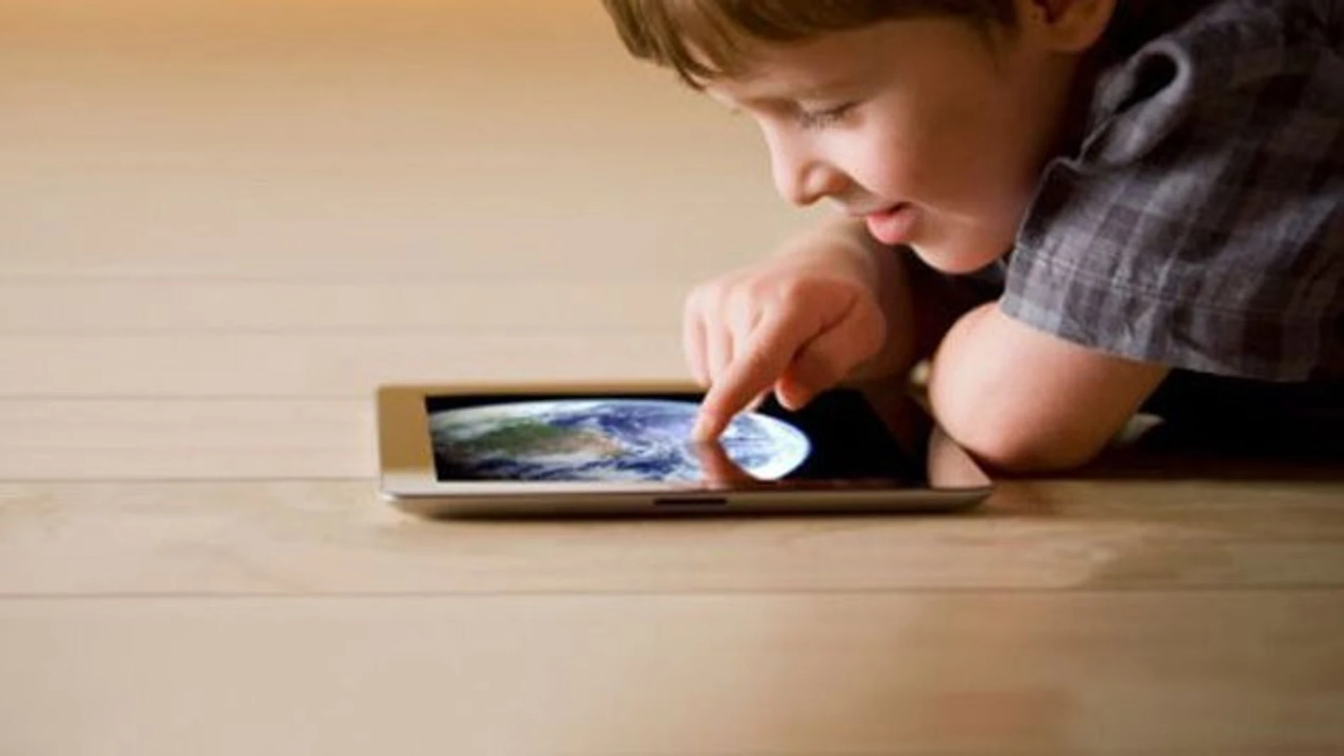 Un niño con un dispositivo móvil Un niño con un dispositivo móvil