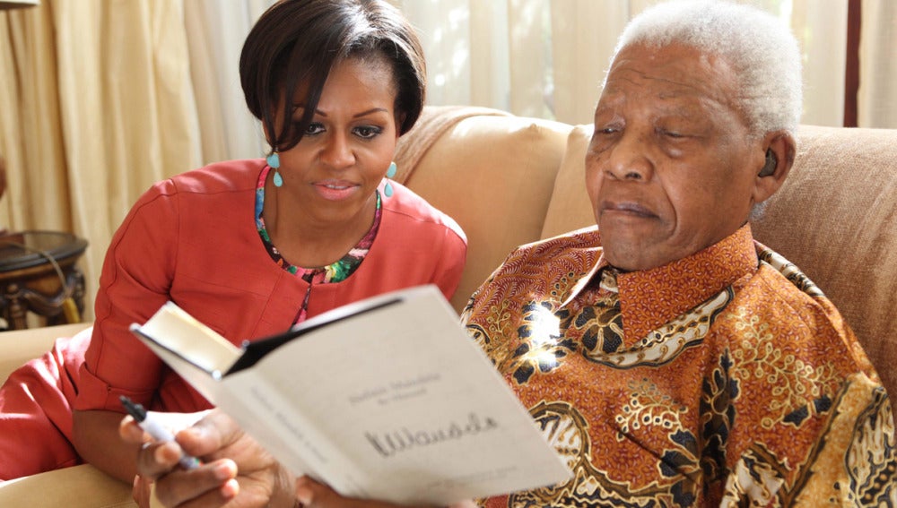 Nelson Mandela acompañado de Michelle Obama