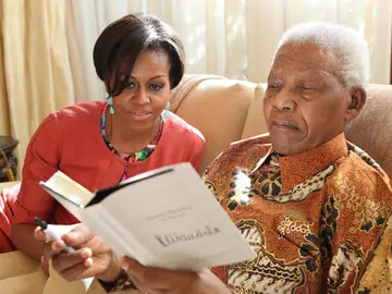 Nelson Mandela acompañado de Michelle Obama Nelson Mandela acompañado de Michelle Obama