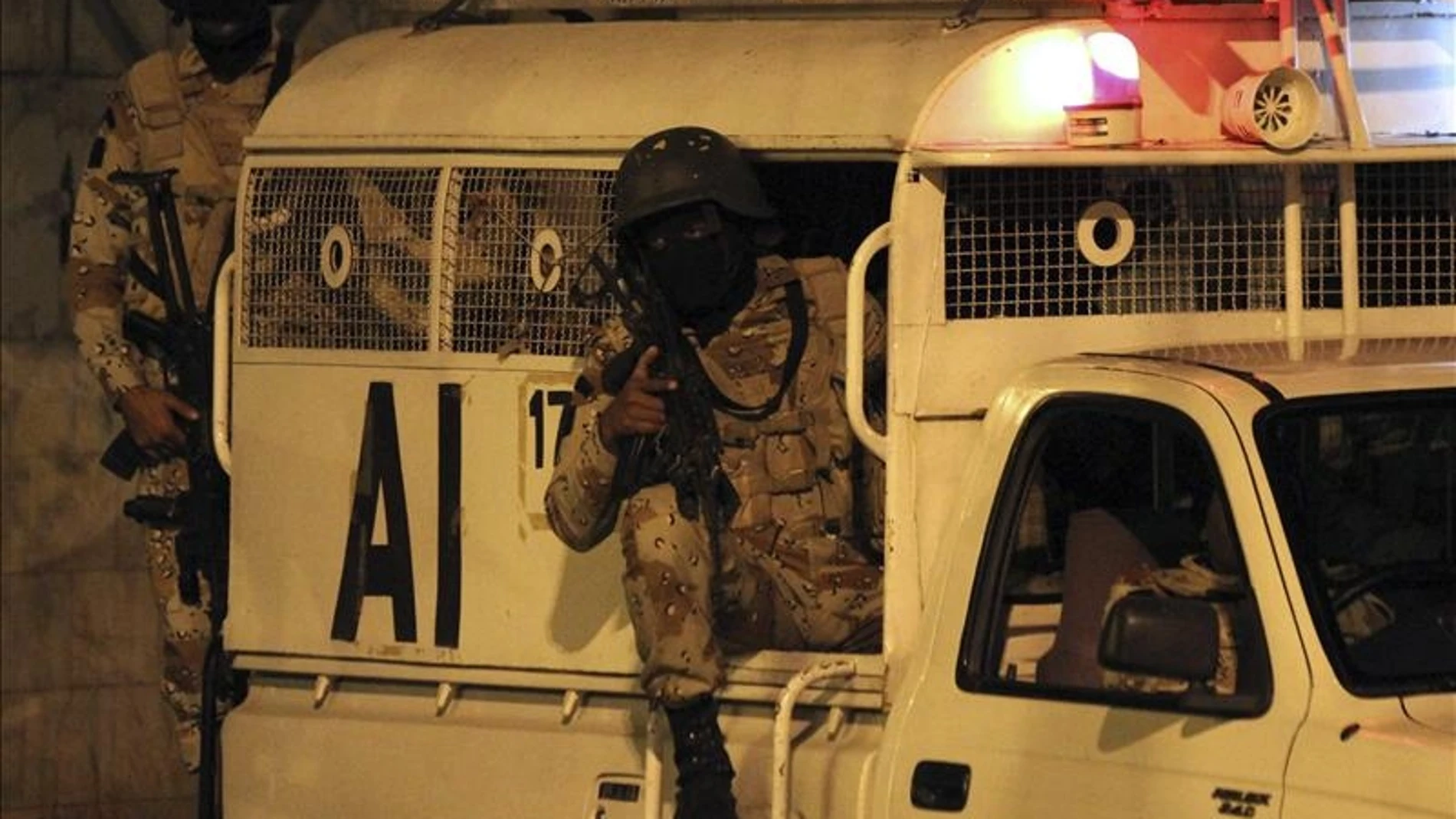 Agentes de policía paquistaní patrullan las calles de Karachi, Pakistán Agentes de policía paquistaní patrullan las calles de Karachi, Pakistán