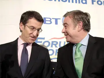 El portavoz del PP en el Senado, José Manuel Barreiro, conversa con Alberto Núñez Feijóo El portavoz del PP en el Senado, José Manuel Barreiro, conversa con Alberto Núñez Feijóo