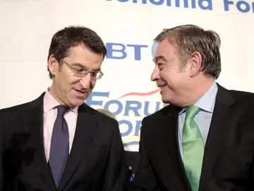 El portavoz del PP en el Senado, José Manuel Barreiro, conversa con Alberto Núñez Feijóo El portavoz del PP en el Senado, José Manuel Barreiro, conversa con Alberto Núñez Feijóo