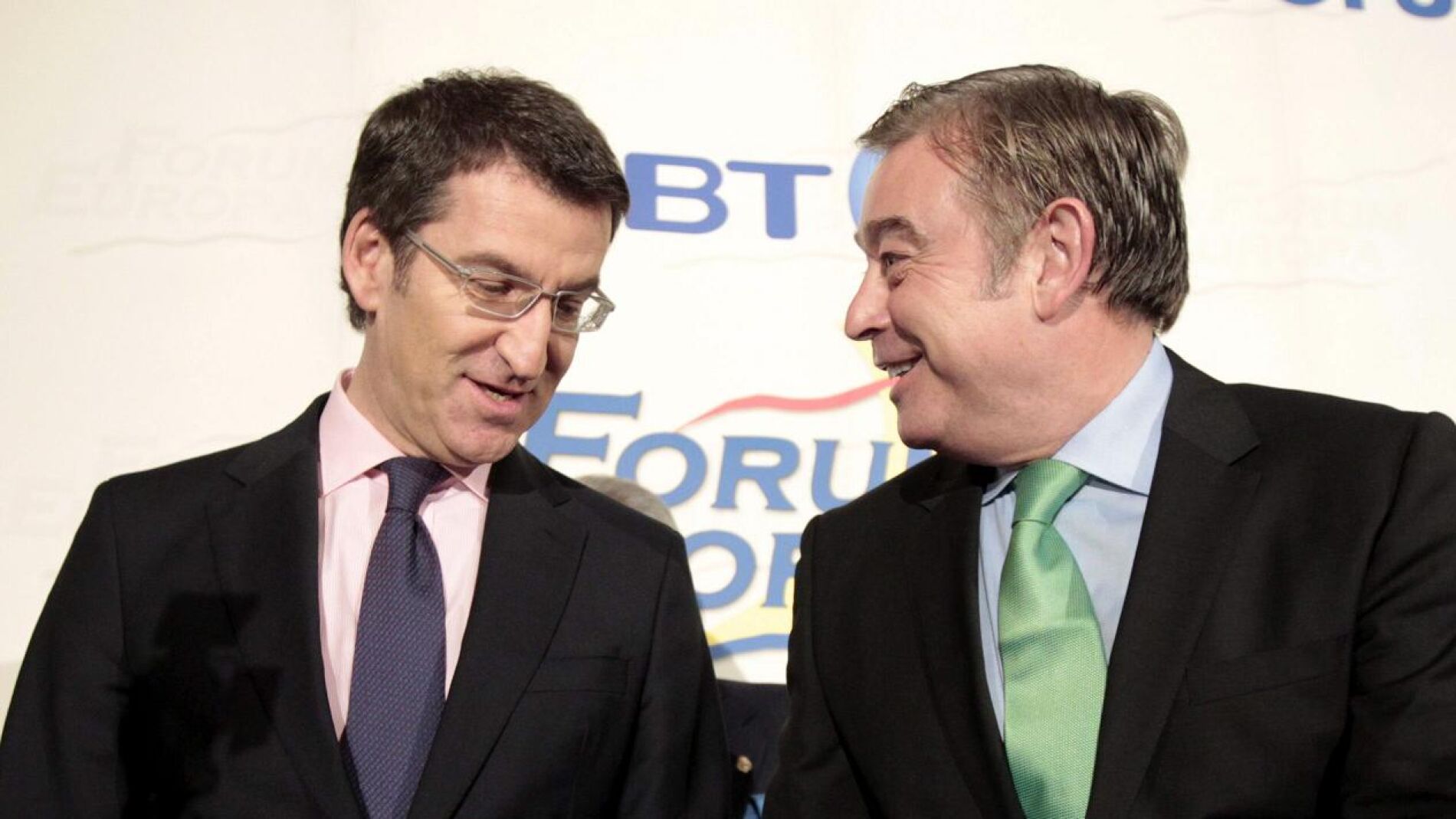 El portavoz del PP en el Senado, Jos&eacute; Manuel Barreiro, conversa con Alberto N&uacute;&ntilde;ez Feij&oacute;o