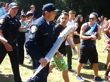 Momento en el que la Policía requisa el canuto Momento en el que la Policía requisa el canuto
