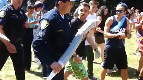 Momento en el que la Policía requisa el canuto Momento en el que la Policía requisa el canuto